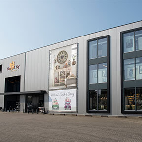 De gevel van het Clayre & Eef Cash & Carry-gebouw in Venlo wordt weergegeven.